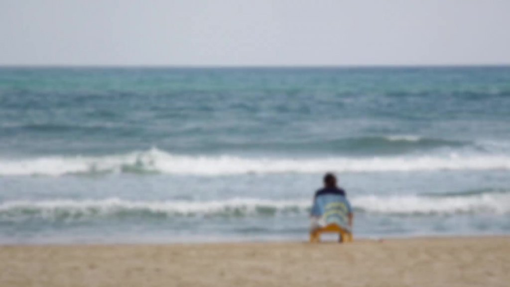 Chillen op het strand in een strandstoel.